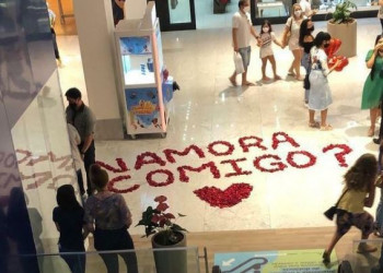 Jovem é pedida em namoro no Shopping Rio Poty e emociona público;  Veja o vídeo